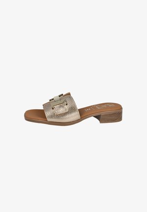 Sandalia tipo slide para mujer con dedo abierto, tacón bajo apilado, tira metálica texturizada y hebilla decorativa dorada.
