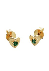 Guld örhängen i hjärtform med stift har en central grön ädelsten, med en polerad finish och öppet arbete.