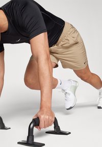 Nike Performance FORM SHORT - Kurze Sporthose - khaki/black