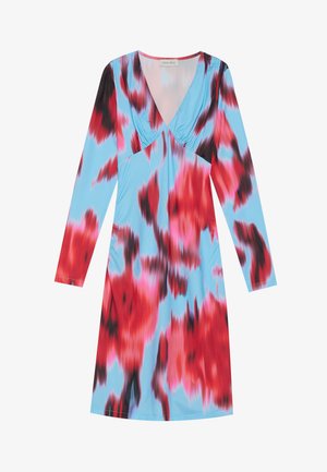 Zila auduma kleita garajām piedurknēm ar sarkanu un melnu abstraktu rakstu, V-veida kakla izgriezumu un sakrāto detaļu krūšu daļā.