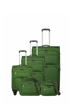Set aus vier grünen Rollkoffern mit Teleskopgriffen und zwei passenden grünen Reisetaschen mit Schulterriemen.