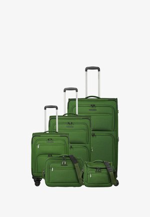 Set di quattro valigie verdi con ruote e maniglie telescopiche e due borse da viaggio verdi abbinate con tracolle.