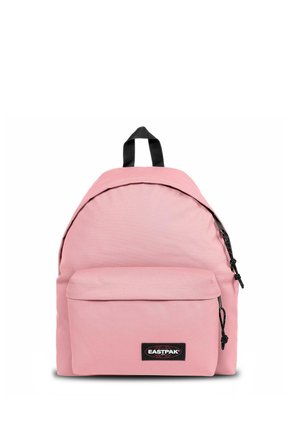 Mochila Eastpak rosa con un bolsillo frontal con cremallera, tiradores de cremallera negros y una asa negra en la parte superior, mostrada sobre un fondo blanco.