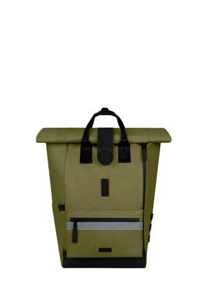 Olivgrüner Rolltop-Rucksack mit schwarzen Griffen, Frontreißverschlusstasche mit reflektierendem Streifen und seitlichem Reißverschluss auf weißem Hintergrund.
