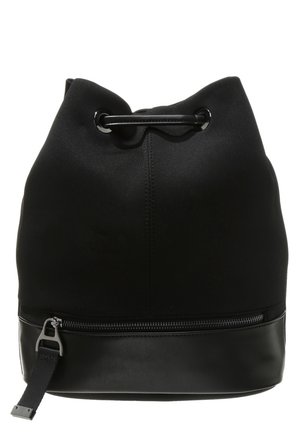 Sac seau noir avec fermeture à cordon en haut et compartiment zippé en bas avec une sangle attachée.