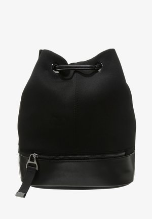 Sac seau noir avec fermeture à cordon en haut et compartiment zippé en bas avec une sangle attachée.
