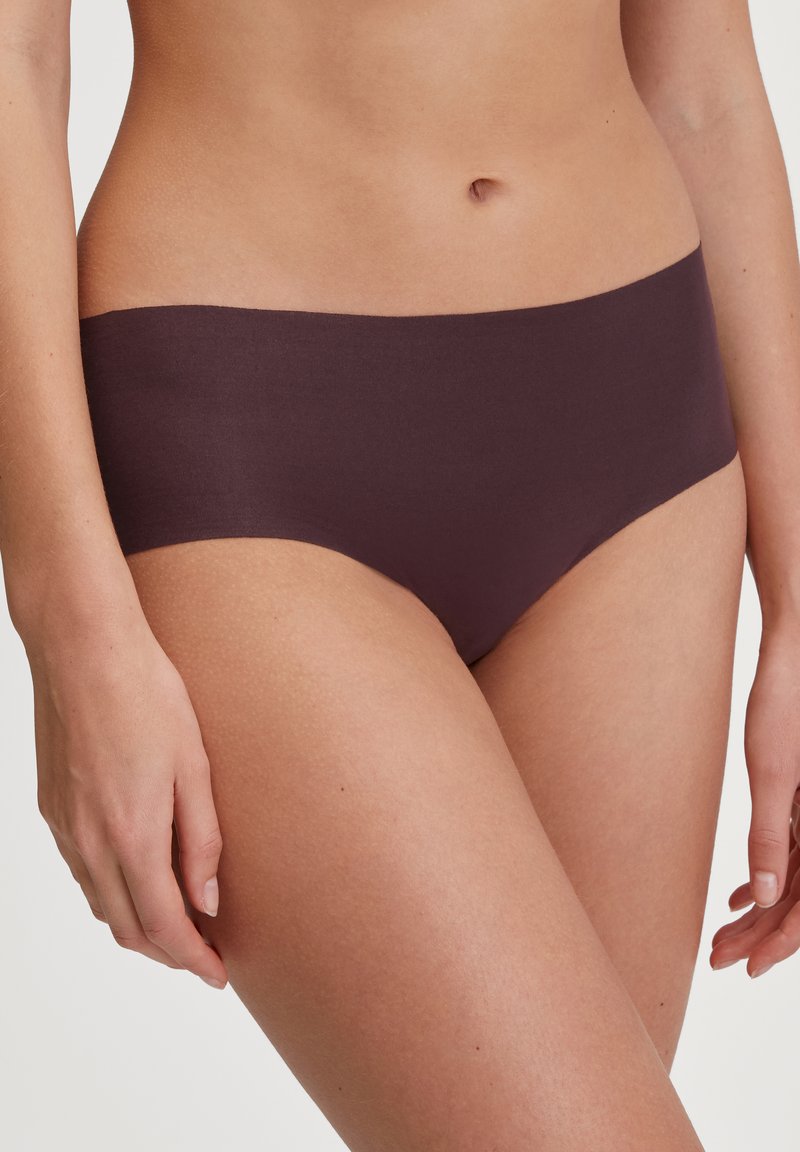 Bordeaux hipster ondergoed van een soepele, rekbare stof met een elastische tailleband. Naadloos ontwerp voor comfort en minimale bulk.