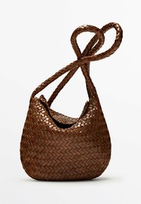 Brązowa, pleciona torebka o miękkim kształcie i splecionych uchwytach. Skórzany materiał o fakturze z lekko błyszczącym wykończeniem.