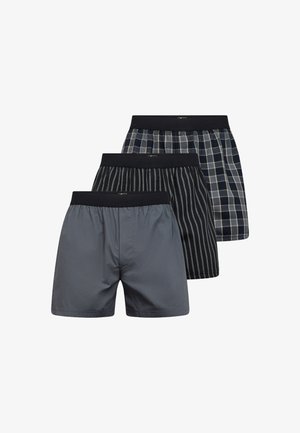 Sæt af tre boxershorts i forskellige designs: en ensfarvet grå, en stribet sort og grå, og en ternet marineblå og grå, alle med elastiske taljer.