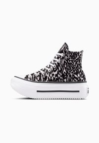 Zapatillas altas con una parte superior de lona de estampado animal en blanco y negro, suela de goma blanca, detalles en negro y cordones planos blancos.