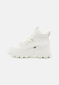 Hvide ankelhøje sneakers med en struktureret overflade, tyk gummisål og polstret krave. Har snørebåndsdesign og et logo-accent.