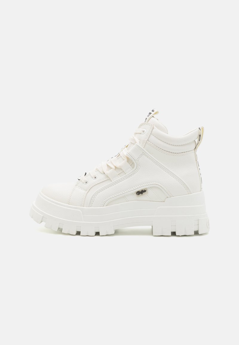 Hvide ankelhøje sneakers med en struktureret overflade, tyk gummisål og polstret krave. Har snørebåndsdesign og et logo-accent.