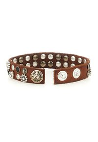 Bracciale in pelle marrone con borchie argentate e nere, dotato di elementi decorativi e un'emblema del marchio.
