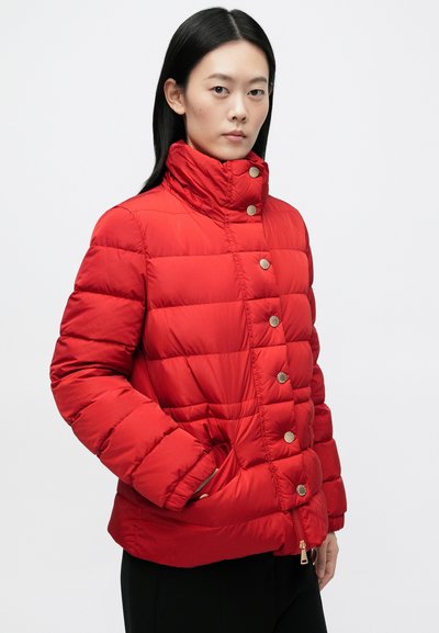 Rote Steppjacke mit hohem Kragen, goldfarbenen Knopfakzenten, gesteppter Musterung und Seitentaschen. Hergestellt aus glänzendem, leichtem Stoff.