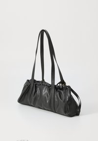 Schwarze Ledertasche mit gerafftem oberen Teil, zwei langen Trägern, glatter Textur und schlankem Design. Akzente in goldfarbener Hardware.