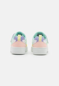Tênis multicoloridos com parte superior em couro branco, detalhes em verde menta e pastel, forro em malha texturizada e fechamento por tira.