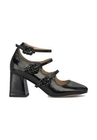 Scarpe con tacco alto in vernice nera, con punta affusolata e tre cinturini regolabili con decorazioni nere.