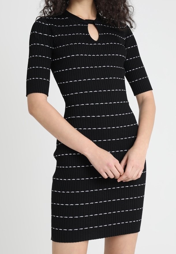 Abito rigato nero con strisce orizzontali bianche, maniche corte e dettagli con scollatura a chiave. Design aderente, lunghezza sopra il ginocchio.