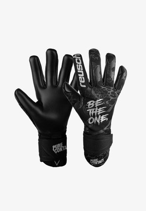 Schwarze Torwart-Handschuhe mit strukturiertem Handflächen und Latexmaterial. Ein Handschuh hat ein einfarbig schwarzes Design, während der andere ein schwarzes Camouflage-Muster aufweist.