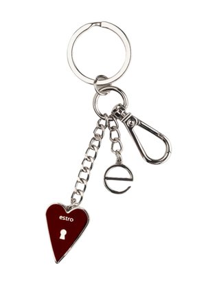 Brelok do kluczy z czerwonym sercowym charms, z otworem na klucz i napisem "estro", przymocowany do srebrnego łańcuszka i metalowego klipsa.