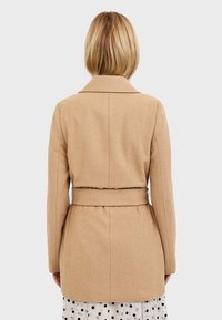 Stradivarius Abrigo corto - beige