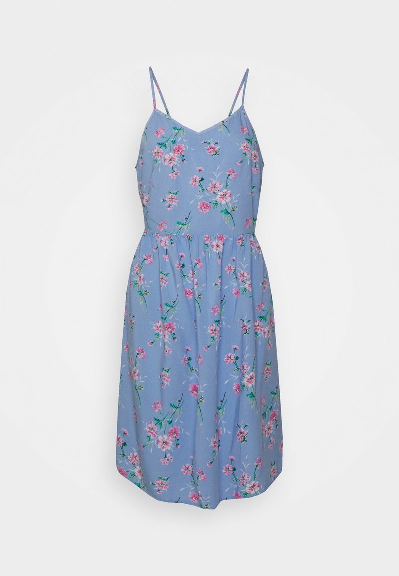 Robe bleu clair sans manches avec fines bretelles et motif floral rose, dotée d'une taille froncée et d'une jupe au genou.