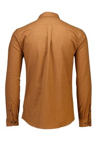 Camicia a maniche lunghe in tessuto marrone, con colletto classico, polsini con bottoni e una trama morbida; vista posteriore con vestibilità sartoriale.