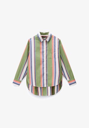 Chemise à boutons verte et rayée à manches longues, avec des lignes verticales en rose, bleu et blanc. Comprend une poche poitrine et un ourlet arrondi.