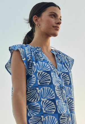 Blauwe blouse met knopen, voorzien van een schelp-patroon, korte mouwen en een relaxte fit. Gemaakt van lichte stof met een gladde textuur.
