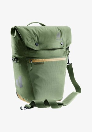 Mochila verde con tapa enrollable, hecha de un tejido duradero, que cuenta con un bolsillo frontal con cremallera, correa ajustable y detalle del logo. Superficie texturada con acentos en contraste.