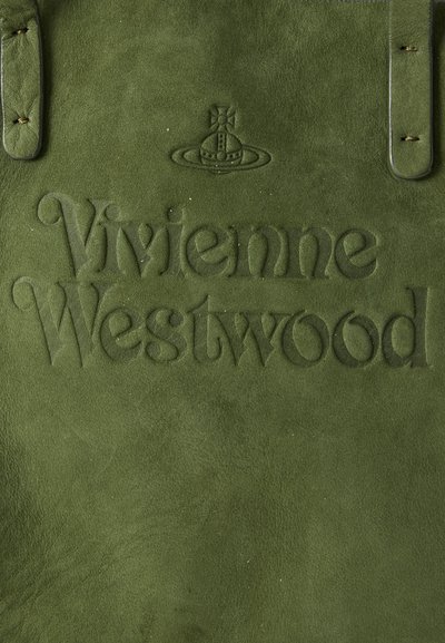 Πράσινο σουέντ υλικό με ανάγλυφο λογότυπο Vivienne Westwood και το εμβληματικό σύμβολο σφαίρας, με δύο ραμμένους δερμάτινους ιμάντες στις πλευρές.