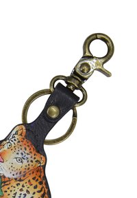 Leren sleutelhanger met een luipaardillustratie, zwarte band, messing beslag en een schaarhaak voor bevestiging.