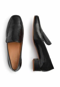 Juodi lakuoti klasikiniai mokasinos su kvadratiniu nosiu, mažu blokiniu kulnu ir lygiu paviršiumi. Interjere yra šviesiai ruda pamušalas su ženklinimu.