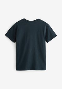 Camiseta de algodón azul marino oscuro con mangas cortas, cuello redondo y textura suave; color sólido sin patrones ni adornos.