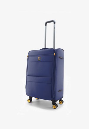 Marineblauer Hartschalenkoffer mit einem teleskopierbaren Griff, vier Rädern mit gelben Akzenten, Frontreißverschlüssen und strukturiertem Griff.