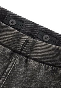 Tessuto grigio scuro, texture, con cintura a coste e due bottoni neri nella parte superiore. Presenta una finitura morbida e leggermente lucida.