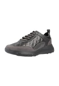 Zapatillas de color gris oscuro con un upper sintético acolchado, acentos de ante, suela de goma texturizada y diseño de cordones con una lengüeta.