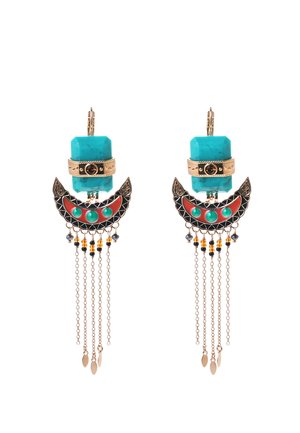 Boucles d'oreilles en pierre turquoise avec des éléments en or, des accents noirs et rouges complexes, et des chaînes pendantes ornées de perles et de feuilles en métal.