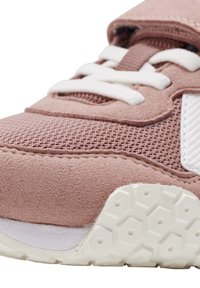 Sneaker rosa in tessuto con tomaia in rete e suede, lacci bianchi, linguetta imbottita e suola in gomma bianca testurizzata con motivo esagonale.
