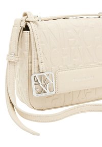 Borsa a tracolla in ecopelle beige con texture, logo impresso, tracolla regolabile e charm con logo in argento. Forma rettangolare compatta.