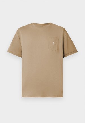 Beige Baumwoll-T-Shirt mit Rundhalsausschnitt, kurzen Ärmeln und einer Brusttasche mit kleinem gestickten Logo. Glatte Textur, lässiges Design.