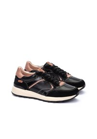 Zapatillas de cuero negro con acentos rosas, superposiciones texturizadas y suelas de goma blanca. Presentan puntera redonda, frente con cordones y costuras en contraste.