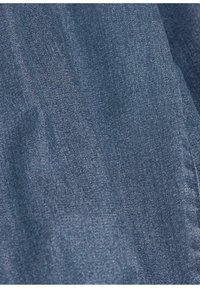 Dunkelblauer Denim-Stoff mit einer strukturierten Oberfläche und sichtbarem Webmuster. Das Material ist weich mit einem leichten Glanz.