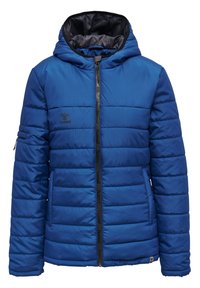 Blå puffjacka med huva, med kviltad struktur, framzipper och logotyp på vänster bröst. Inkluderar en ficka med dragkedja på ärmen.
