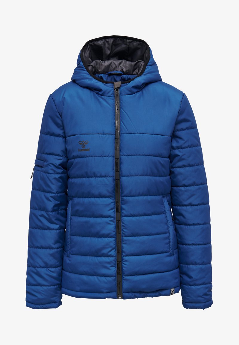 Blå puffjacka med huva, med kviltad struktur, framzipper och logotyp på vänster bröst. Inkluderar en ficka med dragkedja på ärmen.