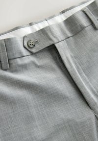 Next REGULAR FIT - SLIM FIT MOTIONFLEX TEXTURED SUIT TROUSERS  . - Pantalón de traje - grey