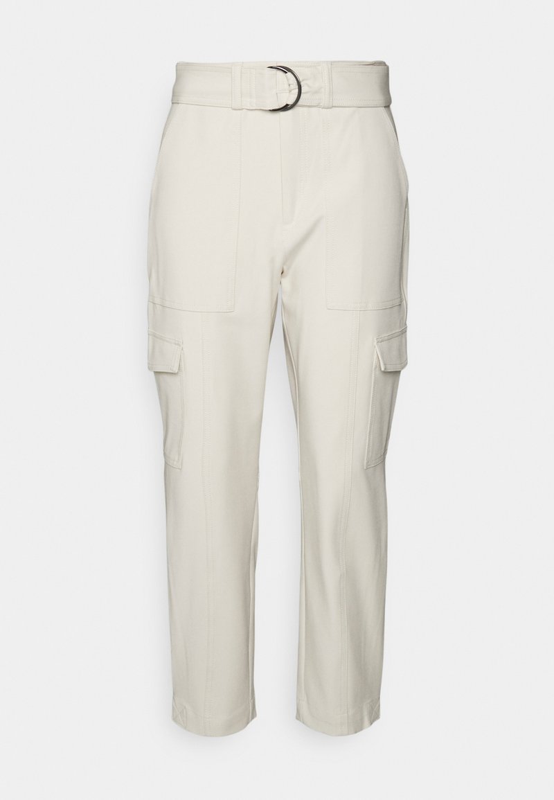 Calças cargo bege com um cinto com fivela circular, dois grandes bolsos laterais e um design de perna ajustada. Textura de tecido suave.