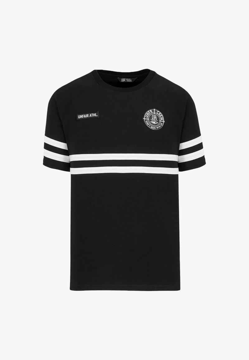 Svart bomull T-skjorte med hvite horisontale striper, rund hals, og et merke med teksten "UNFAIR ATHL" på forsiden, med en logo.
