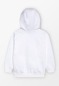 Felpa bianca con finitura morbida e texturizzata, cappuccio con cordino, polsini e vita a coste, dal design minimalista e senza marchi visibili.