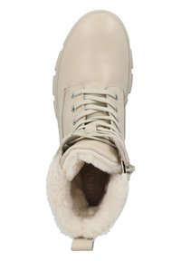 Botas de tobillo de cuero beige con cordones en la parte delantera, forro de piel suave alrededor de la abertura y suela de goma texturizada.